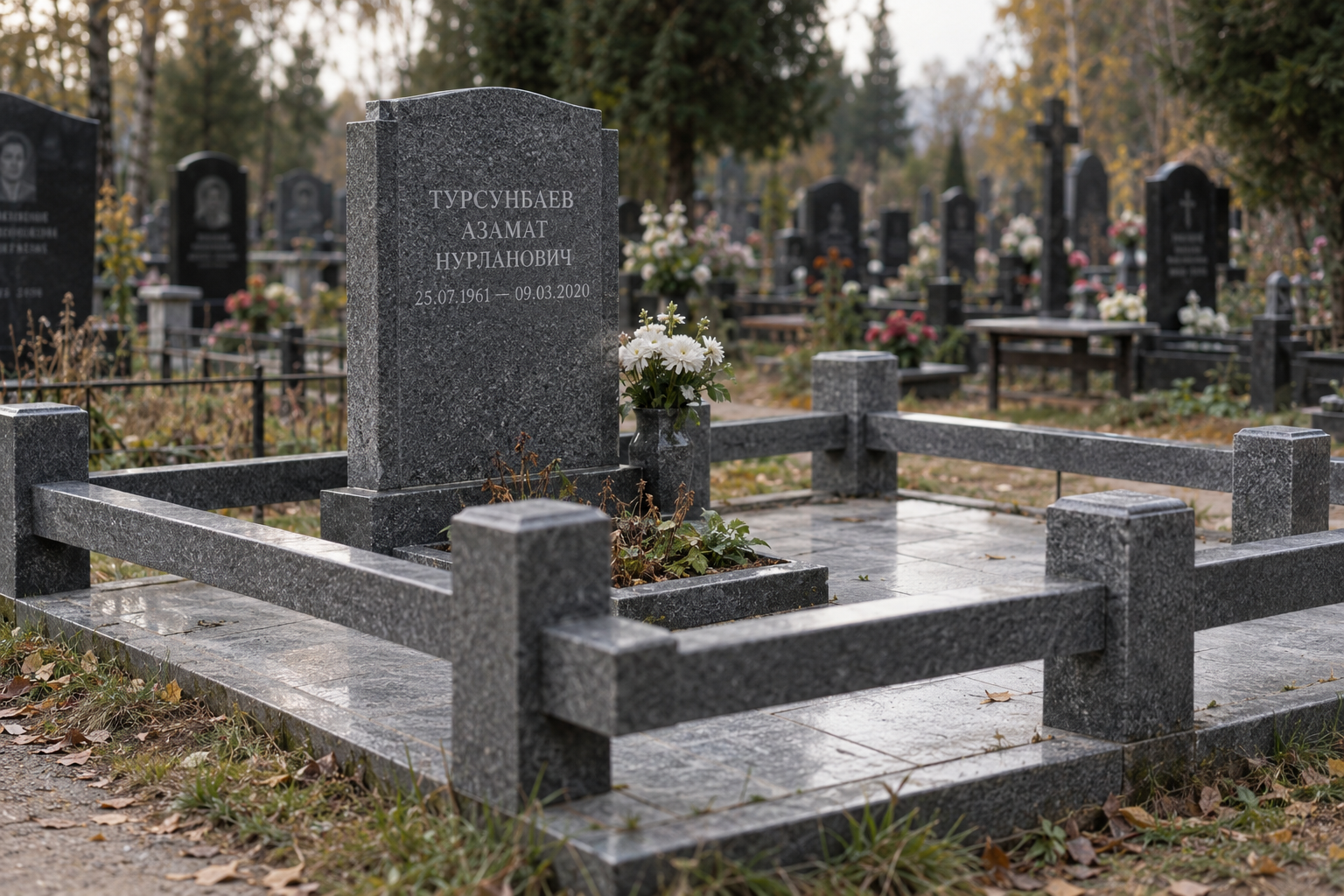 Участок с гранитной оградой из столбов и ригелей